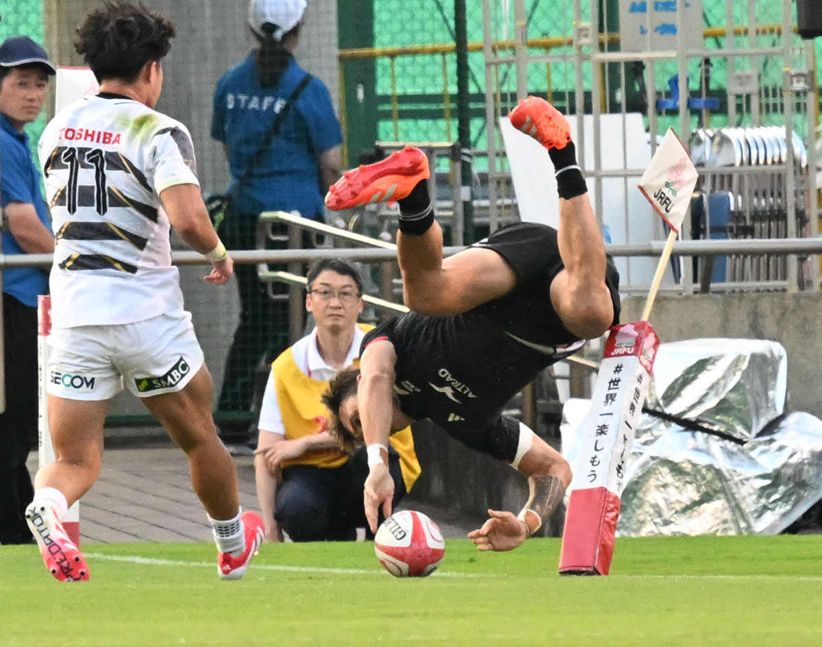 JAPAN XV対マオリ・オールブラッス　前半、トライを決めるマオリ・オールブラッスのフォーブス（撮影・千葉一成）