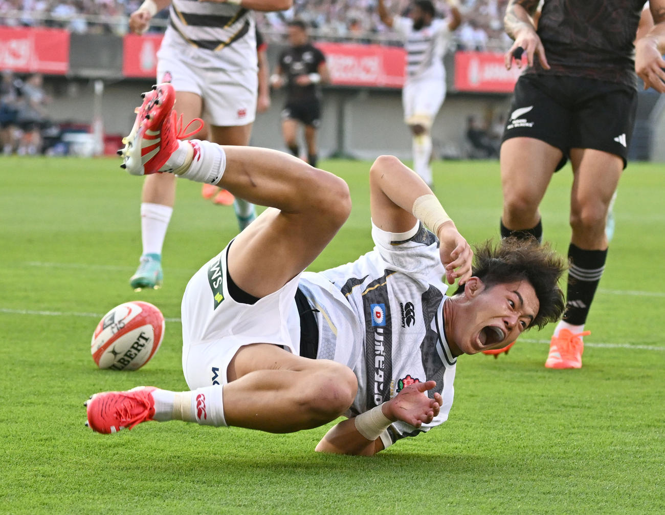 JAPAN XV対マオリ・オールブラッス　前半、先制トライを決める植田（撮影・千葉一成）