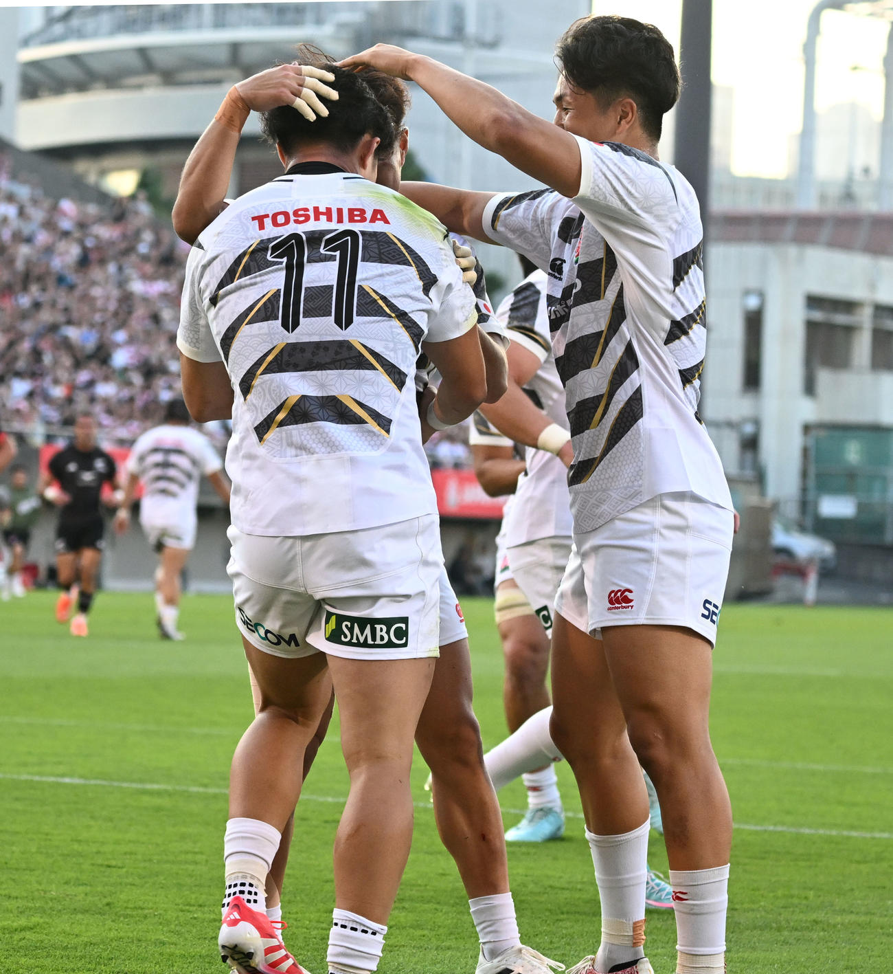 JAPAN XV対マオリ・オールブラッス　前半、先制トライを決め、祝福される植田（左）（撮影・千葉一成）