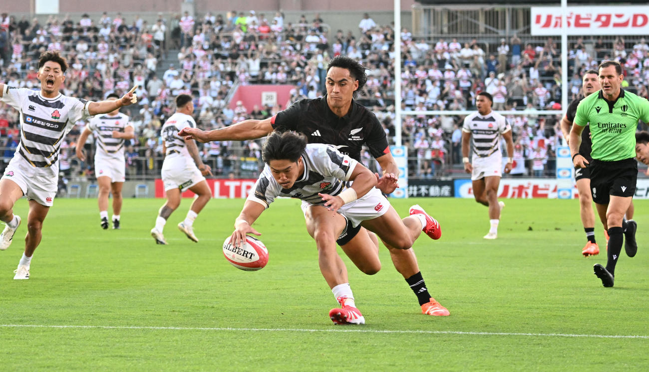 JAPAN XV対マオリ・オールブラッス　前半、先制トライを決める植田（撮影・千葉一成）