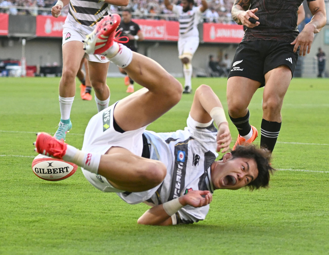JAPAN XV対マオリ・オールブラッス　前半、先制トライを決める植田（撮影・千葉一成）