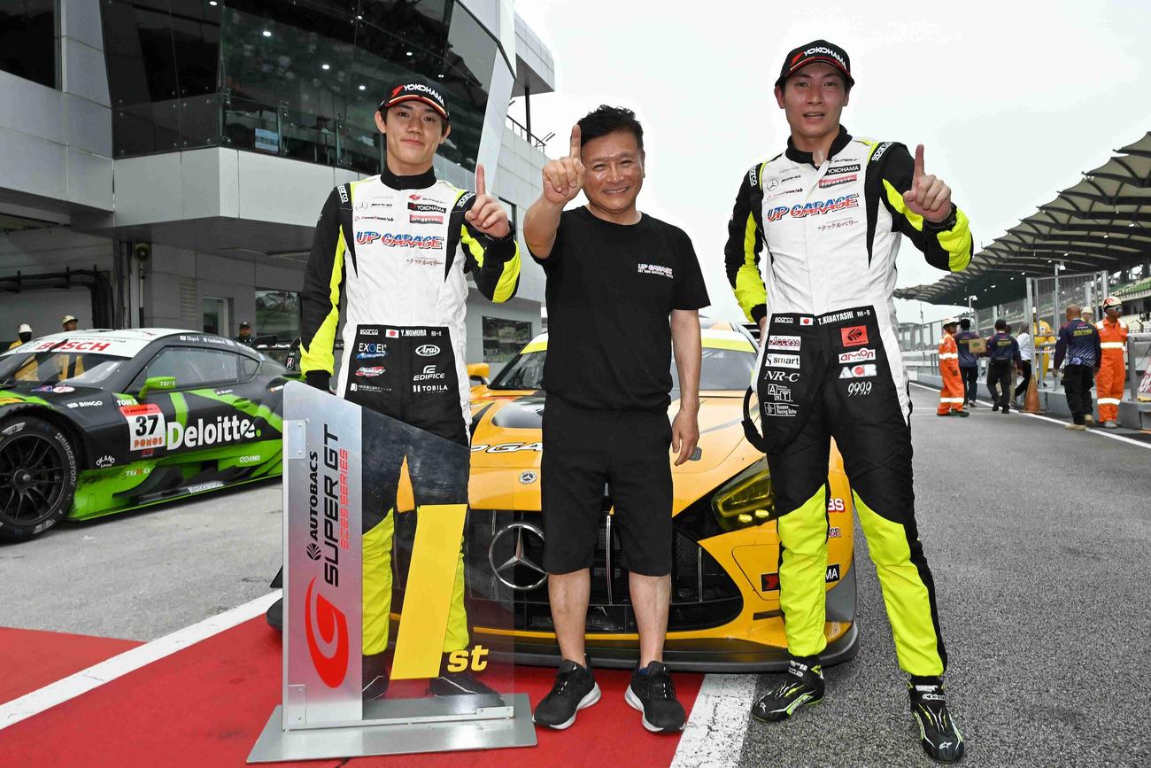 スーパーGT300クラスで優勝した野村、石田監督、小林（左から＝GTA提供）