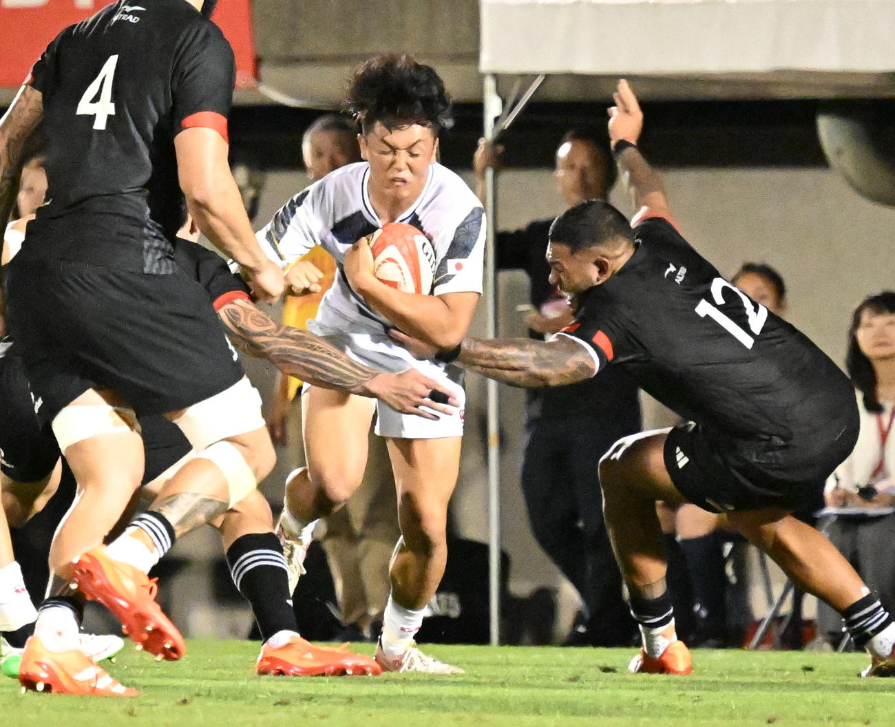 JAPAN XV対マオリ・オールブラックス　後半、競り合うJAPAN XVの竹之下（撮影・千葉一成）