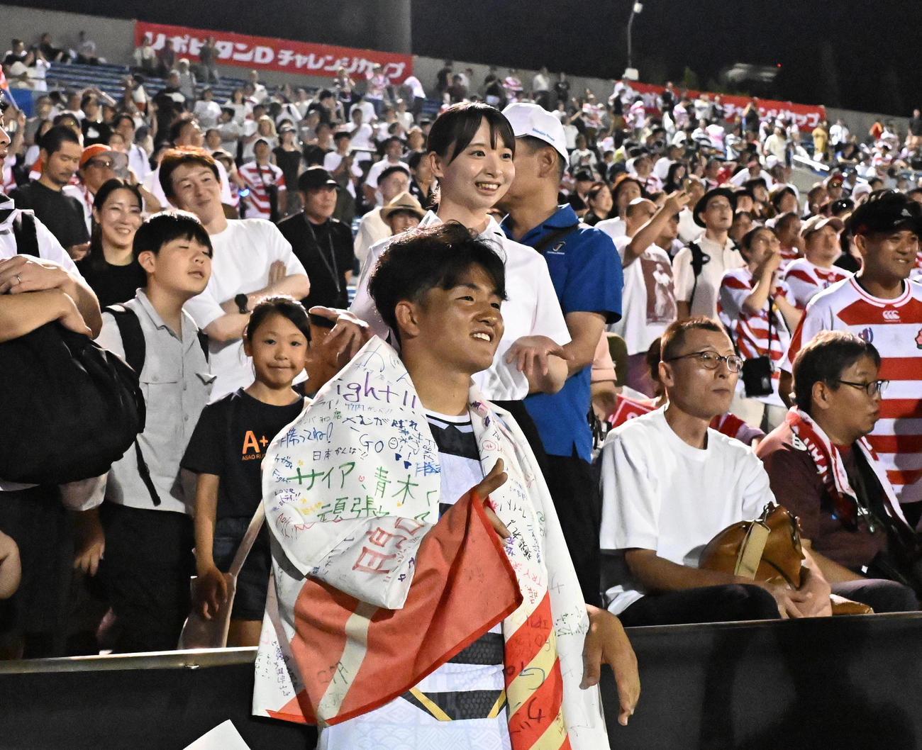 JAPAN XV対マオリ・オールブラックス　試合後、スタンドにいた知人と記念撮影する竹之下（撮影・千葉一成）