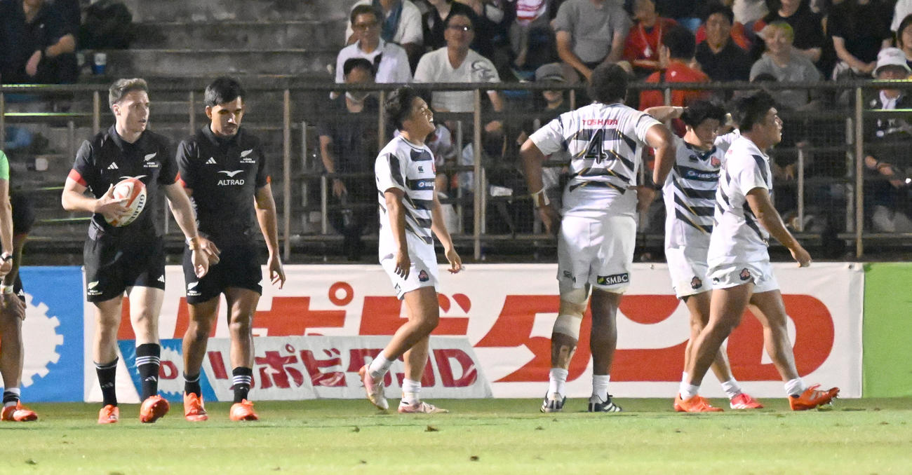 JAPAN XV対マオリ・オールブラックス　マオリ・オールブラックスに敗れ肩を落とす竹之下（左から3人目）らJAPAN XVの選手たち（撮影・千葉一成）
