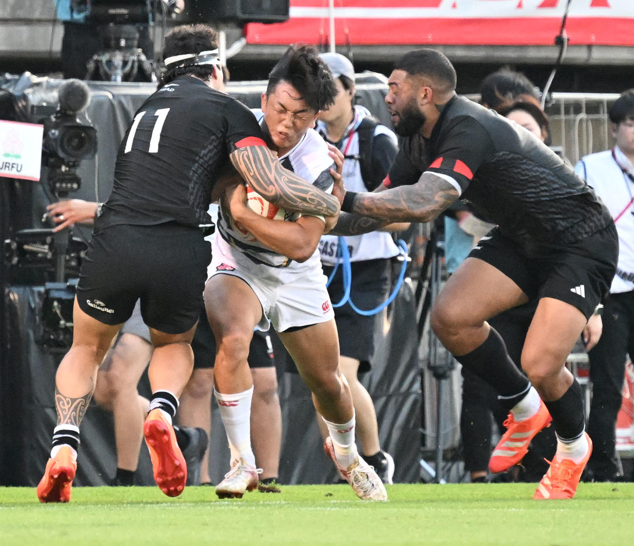 JAPAN XV対マオリ・オールブラックス　前半、相手選手のマークを受けるJAPAN XVの竹之下（撮影・千葉一成）