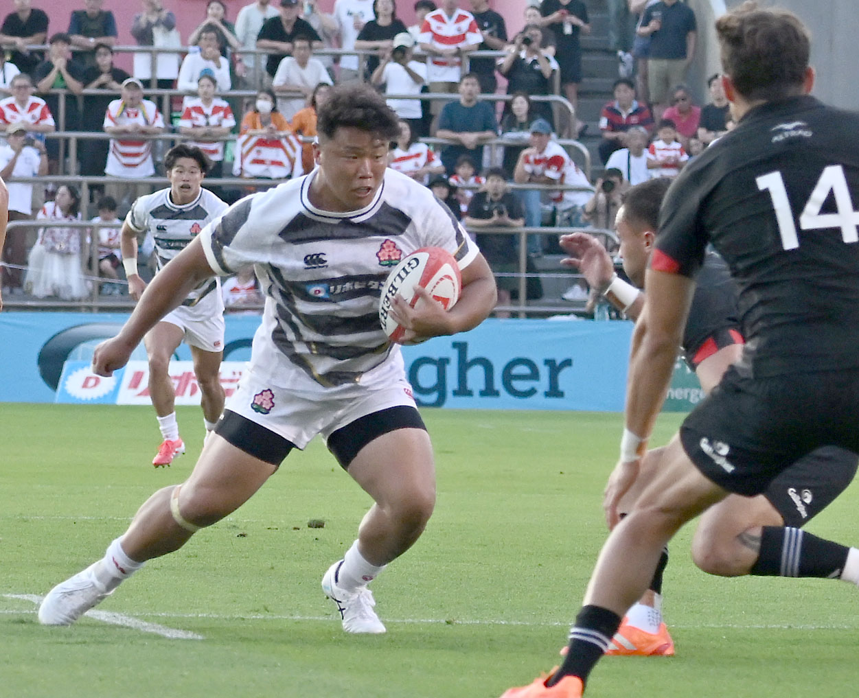 JAPAN XV対マオリ・オールブラックス　前半、突進する江良（左）（撮影・千葉一成）