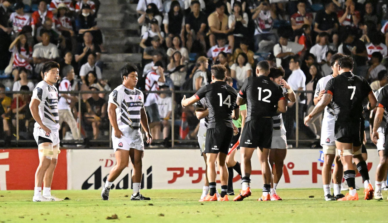 JAPAN XV対マオリ・オールブラックス　マオリ・オールブラックスに敗れ、健闘をたたえ合うJAPAN XVの選手たち（撮影・千葉一成）