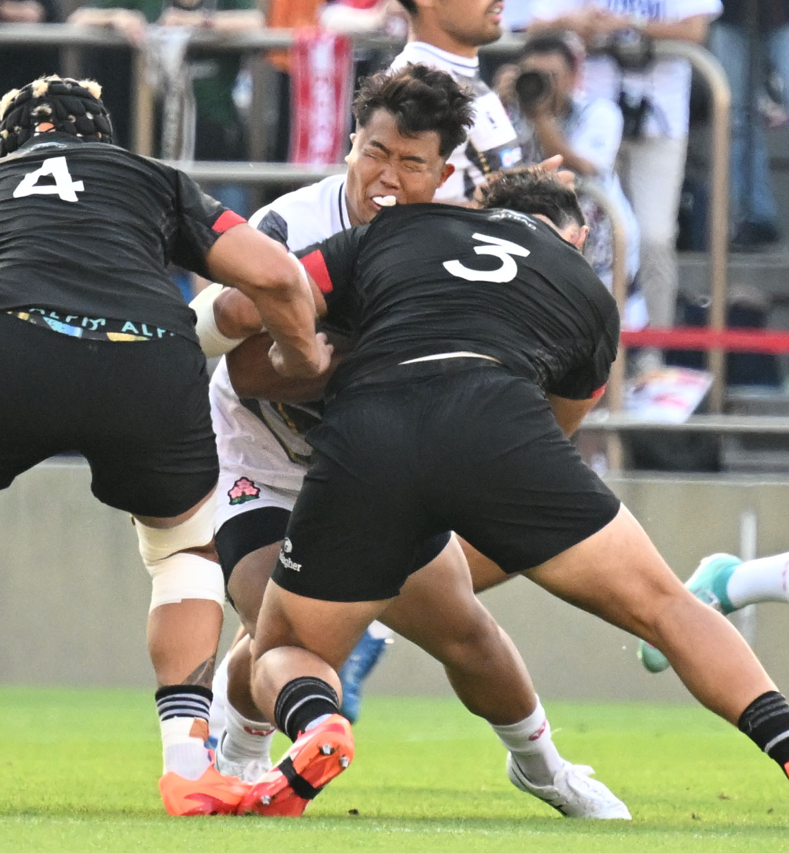 JAPAN XV対マオリ・オールブラックス　前半、突進する江良（左）（撮影・千葉一成）