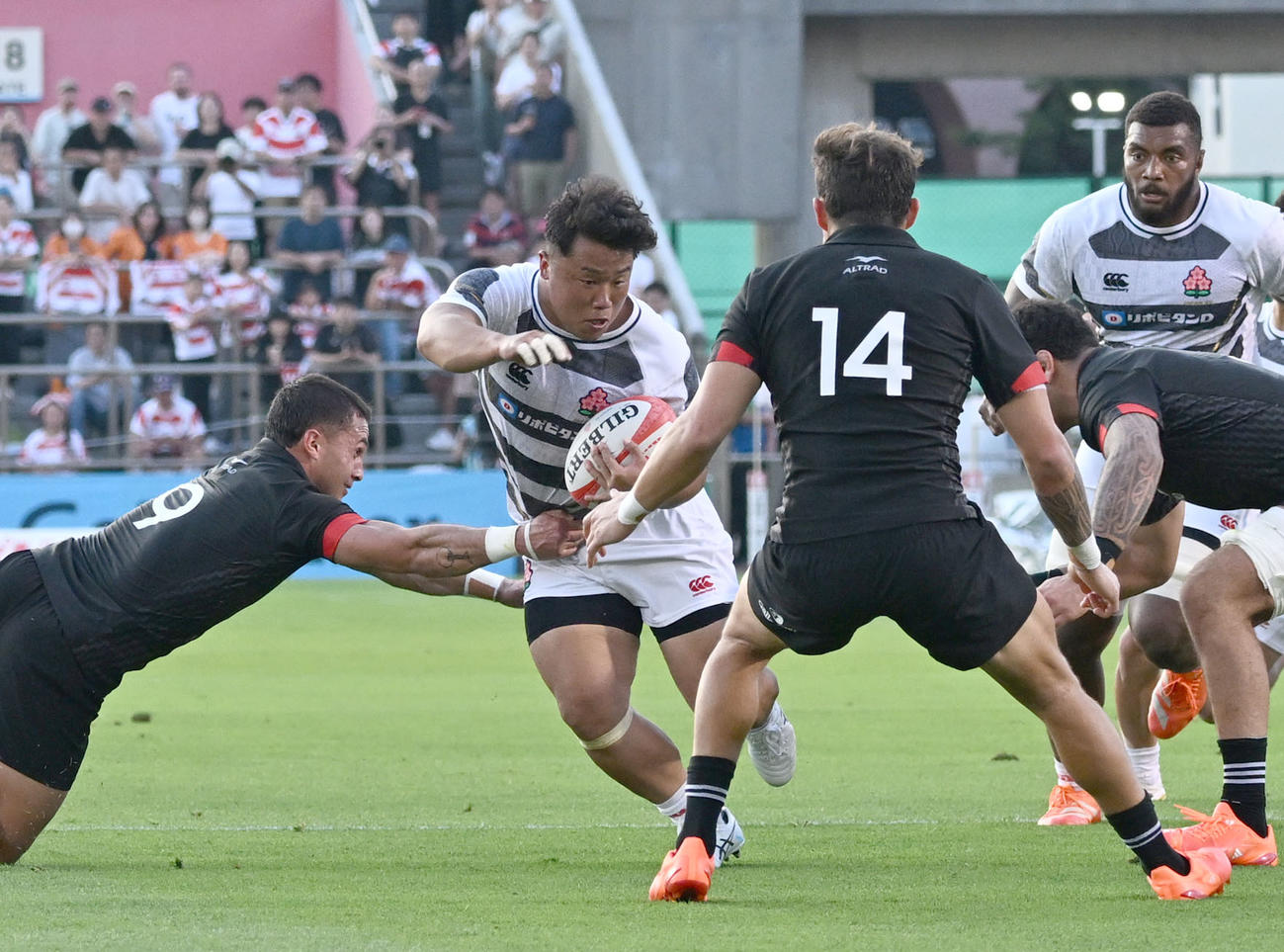 JAPAN XV対マオリ・オールブラックス　前半、突進する江良（左から2人目）（撮影・千葉一成）