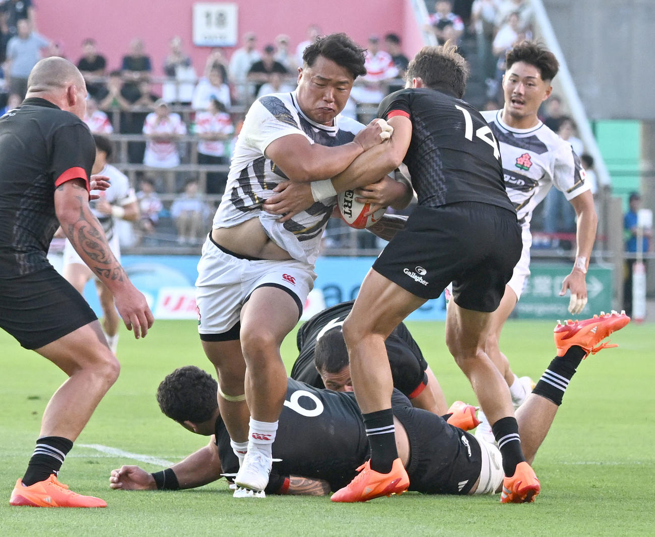 JAPAN XV対マオリ・オールブラックス　前半、競り合う江良（左から2人目）（撮影・千葉一成）