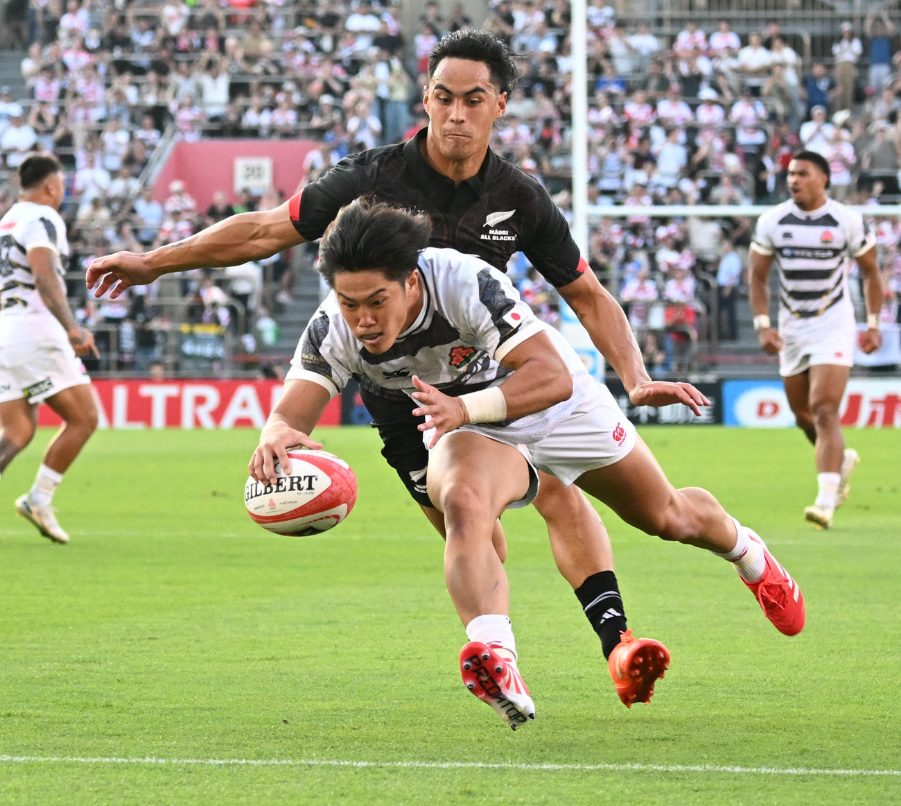 JAPAN XV対マオリ・オールブラッス　前半、先制トライを決める植田（撮影・千葉一成）