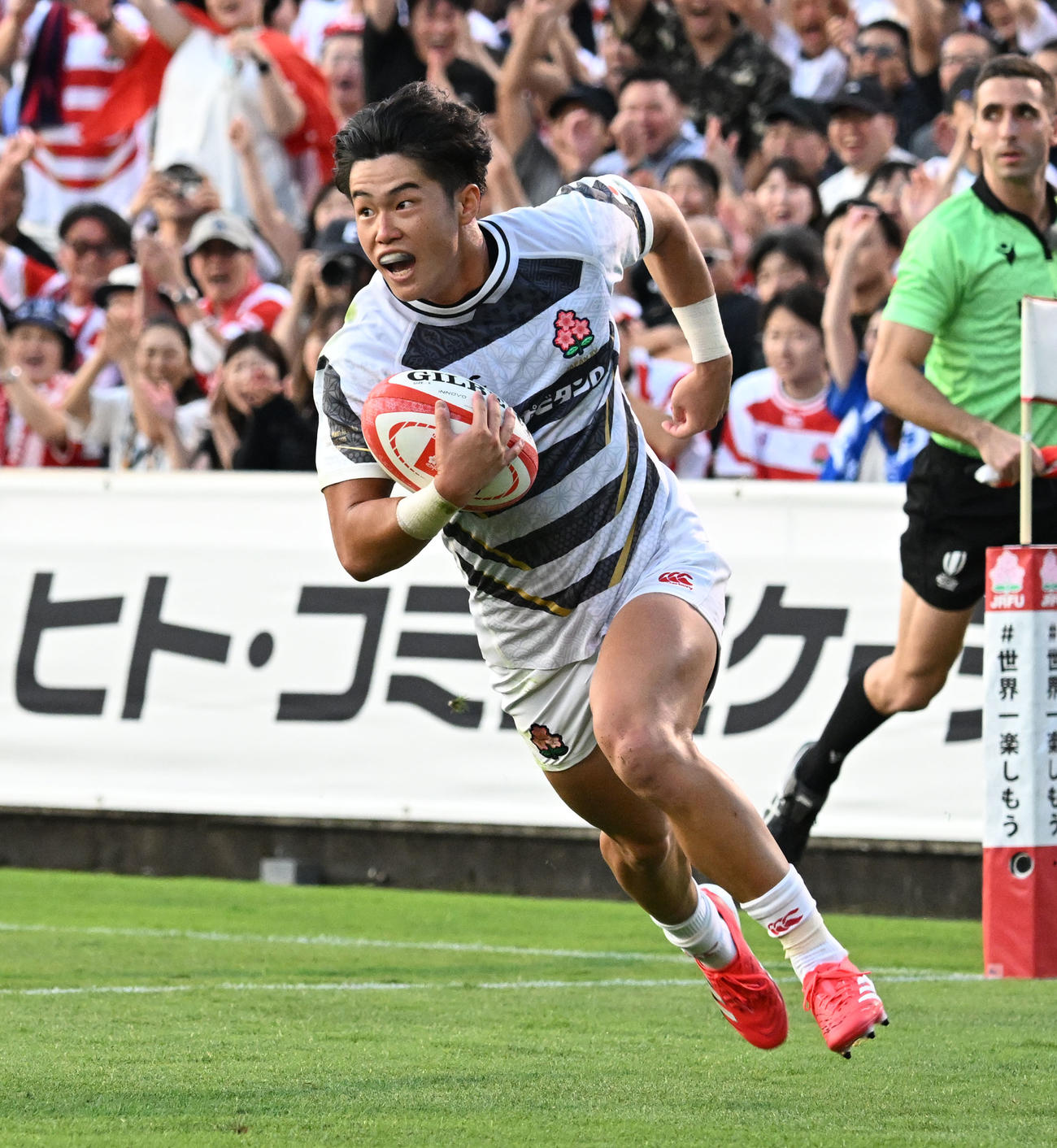 JAPAN XV対マオリ・オールブラッス　前半、パスを受け突進し、この試合2度目のトライを決める植田（撮影・千葉一成）