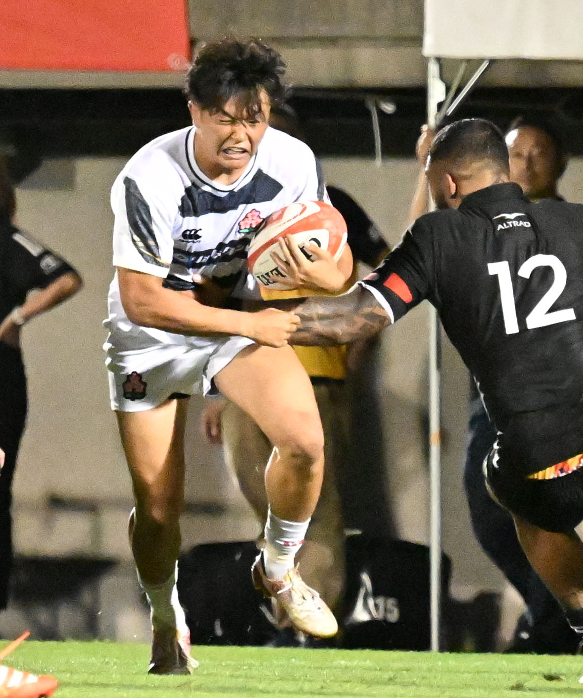 JAPAN XV対マオリ・オールブラッス　後半、競り合うJAPAN XVの竹之下（撮影・千葉一成）