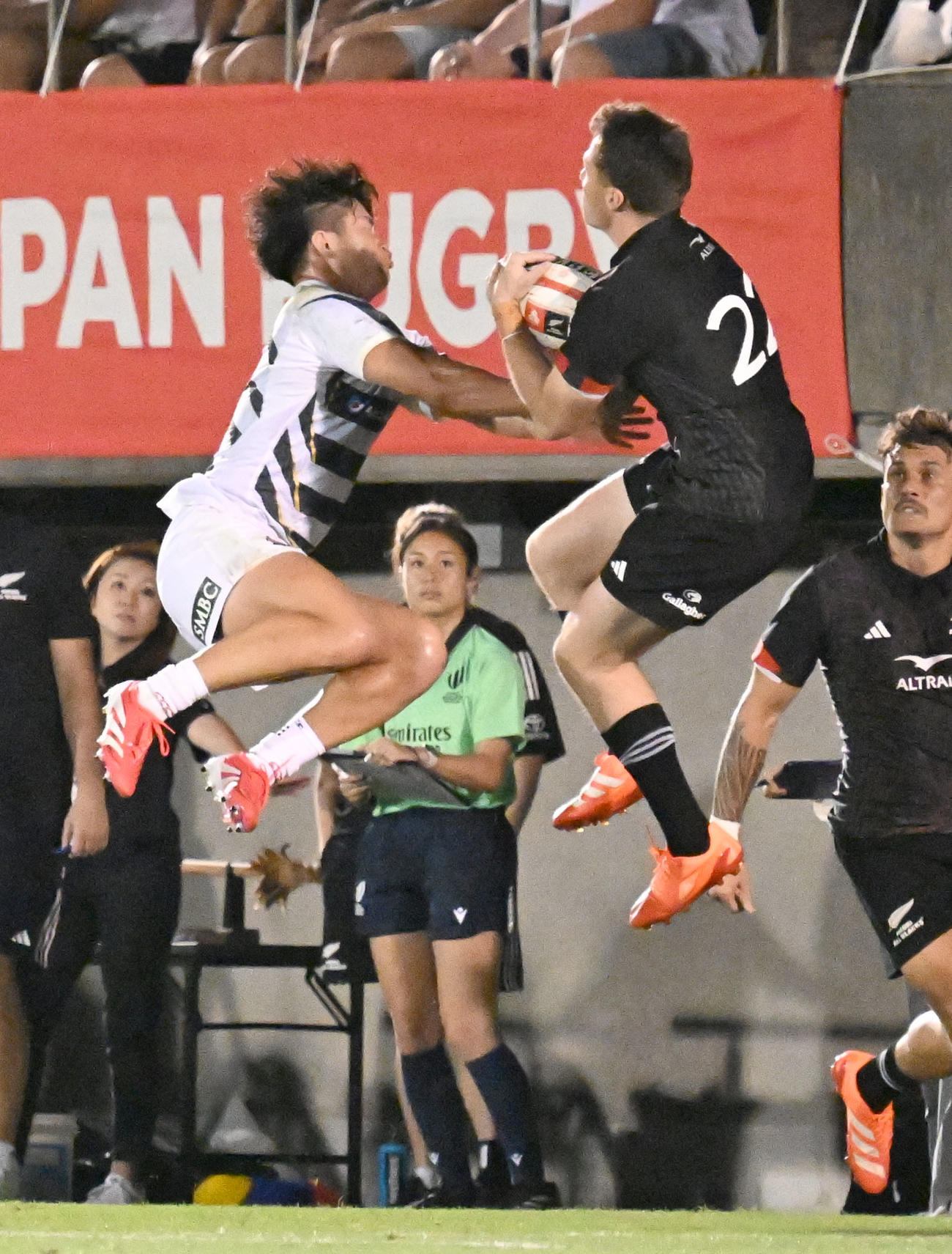 JAPAN XV対マオリ・オールブラッス　後半、競り合うJAPAN XVの植田（撮影・千葉一成）