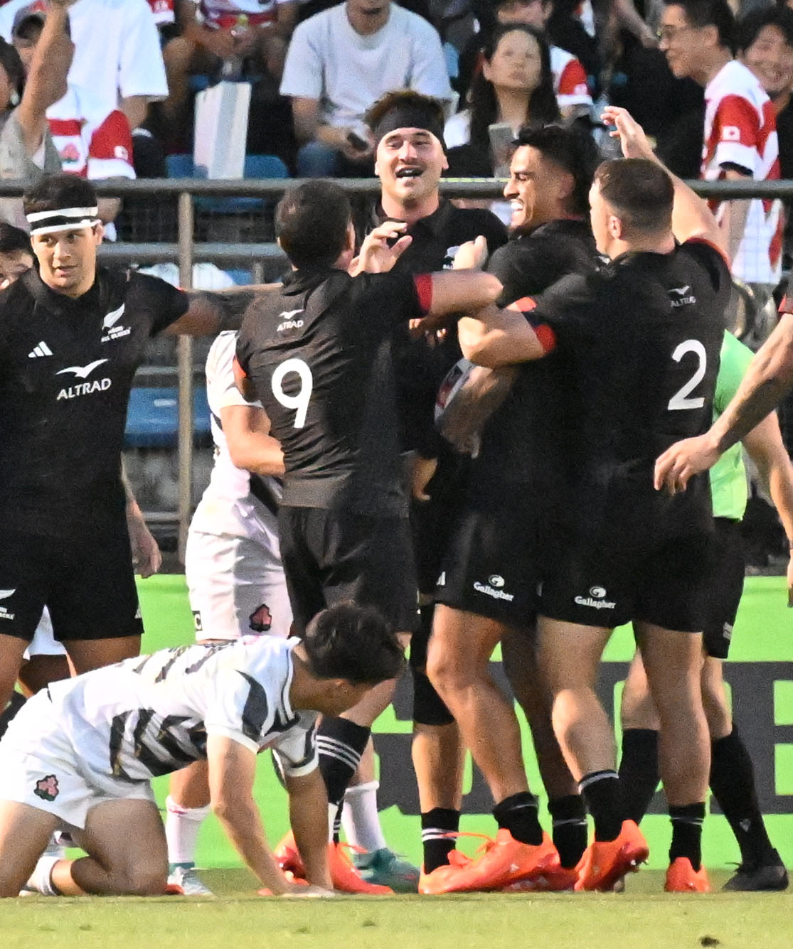 JAPAN XV対マオリ・オールブラッス　後半、トライを決め祝福されるマオリ・オールブラッスのマクファネル（中央）（撮影・千葉一成）
