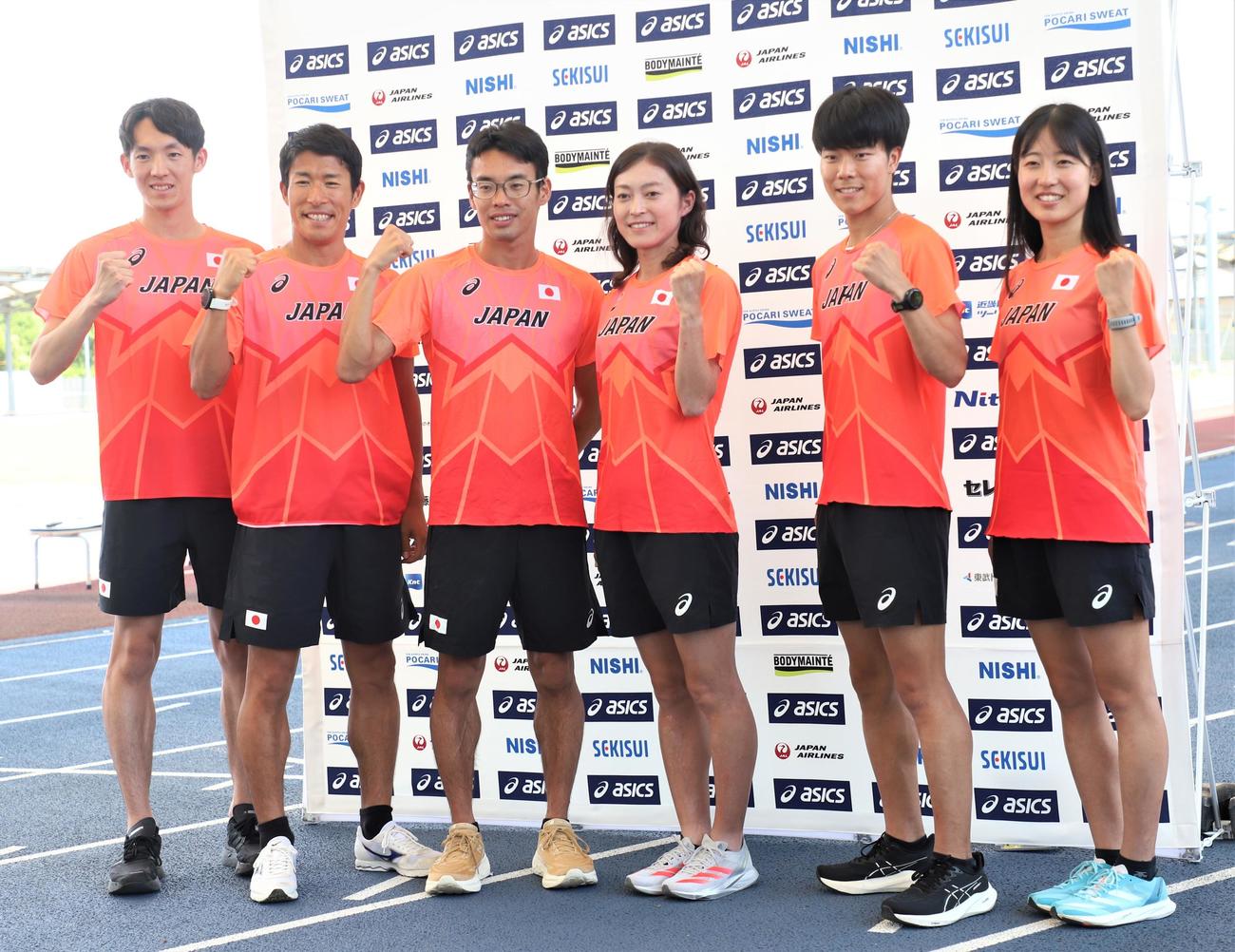陸上の世界選手権東京大会の競歩代表。左から2番目から順に勝木、山西、岡田、吉川、梅野。一番左は補欠の古賀（2025年6月28日撮影）