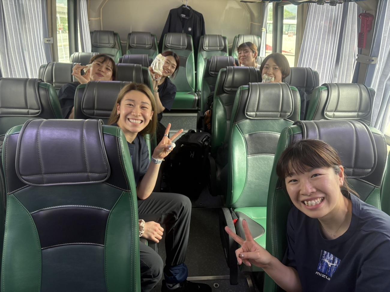 移動中に笑顔で写真に納まる女子日本代表（C）JVA