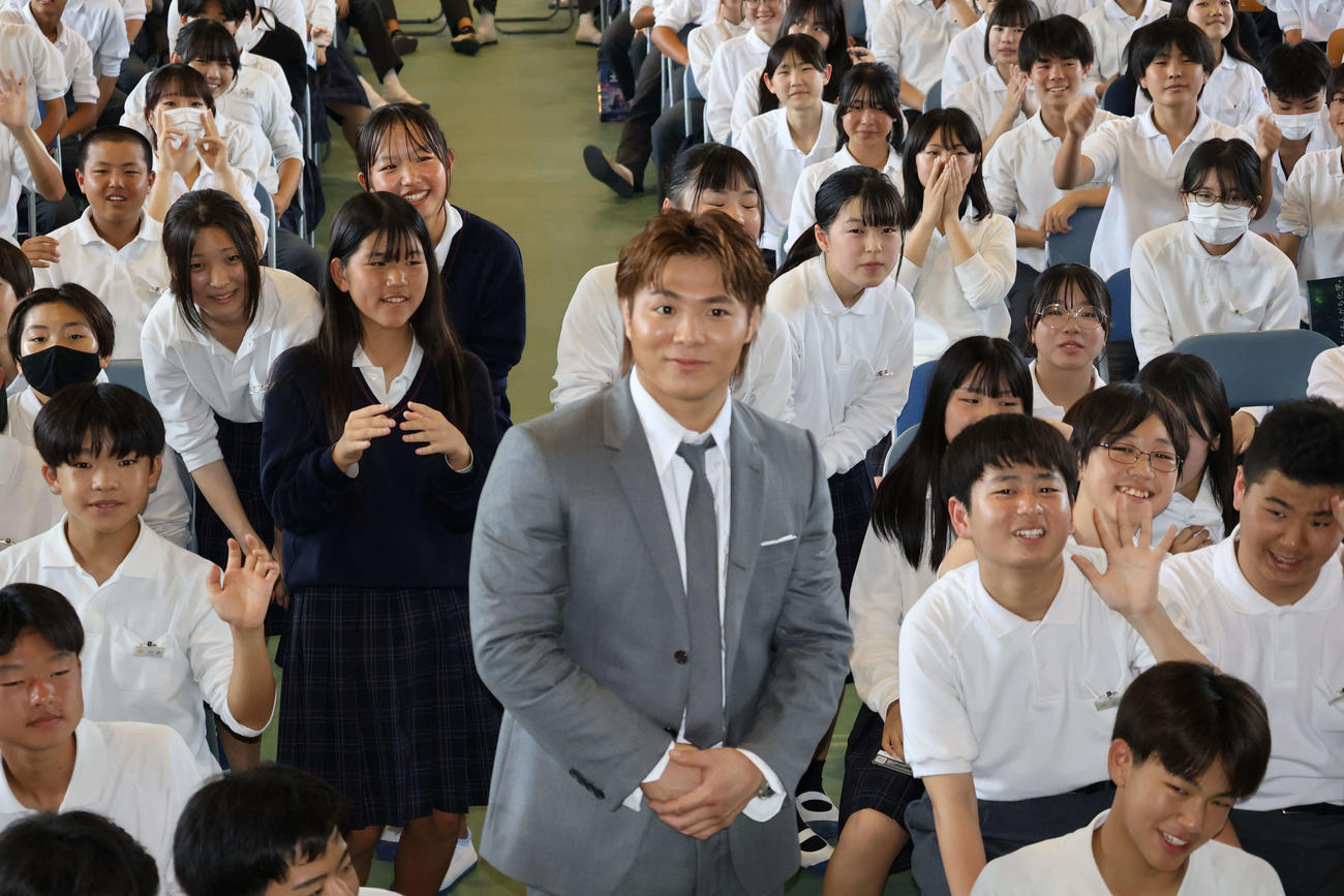 中学生に特別授業を行った阿部一二三（撮影・横田和幸）
