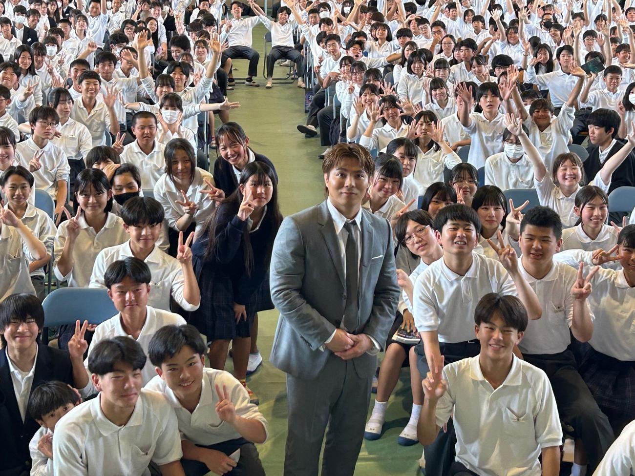 中学生に特別授業を行った阿部一二三（撮影・横田和幸）