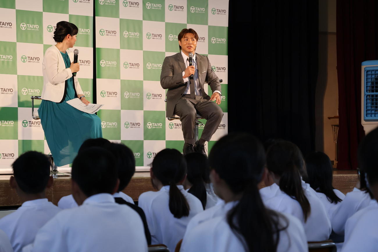 中学生に特別授業を行った阿部一二三（撮影・横田和幸）
