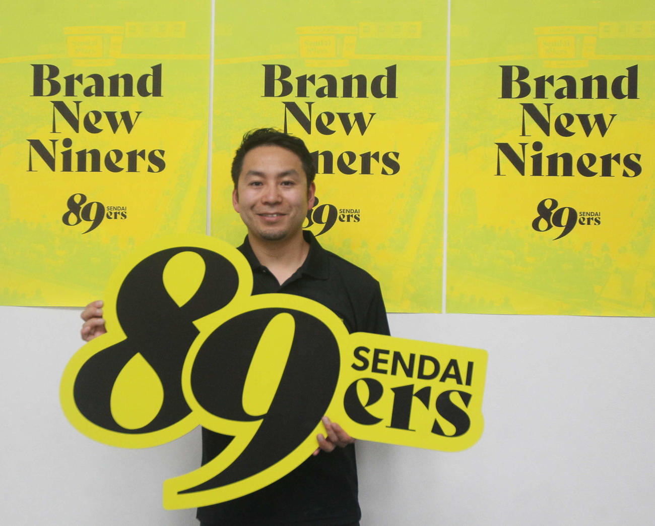 リブランディング記者会見で、新しいロゴ＆カラーを紹介するB1仙台・志村社長（撮影・高橋香奈）