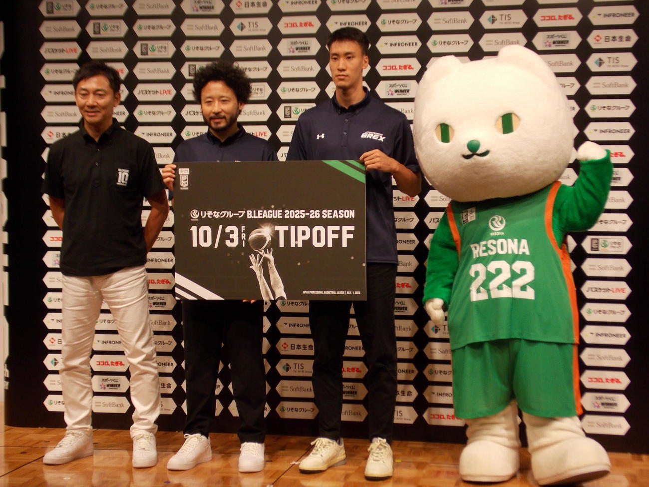 Bリーグの25－26年シーズンへ記念写真に納まる右からりそなグループのりそにゃ、宇都宮の高島紳司、田臥勇太、島田慎二チェアマン（撮影・松本航）