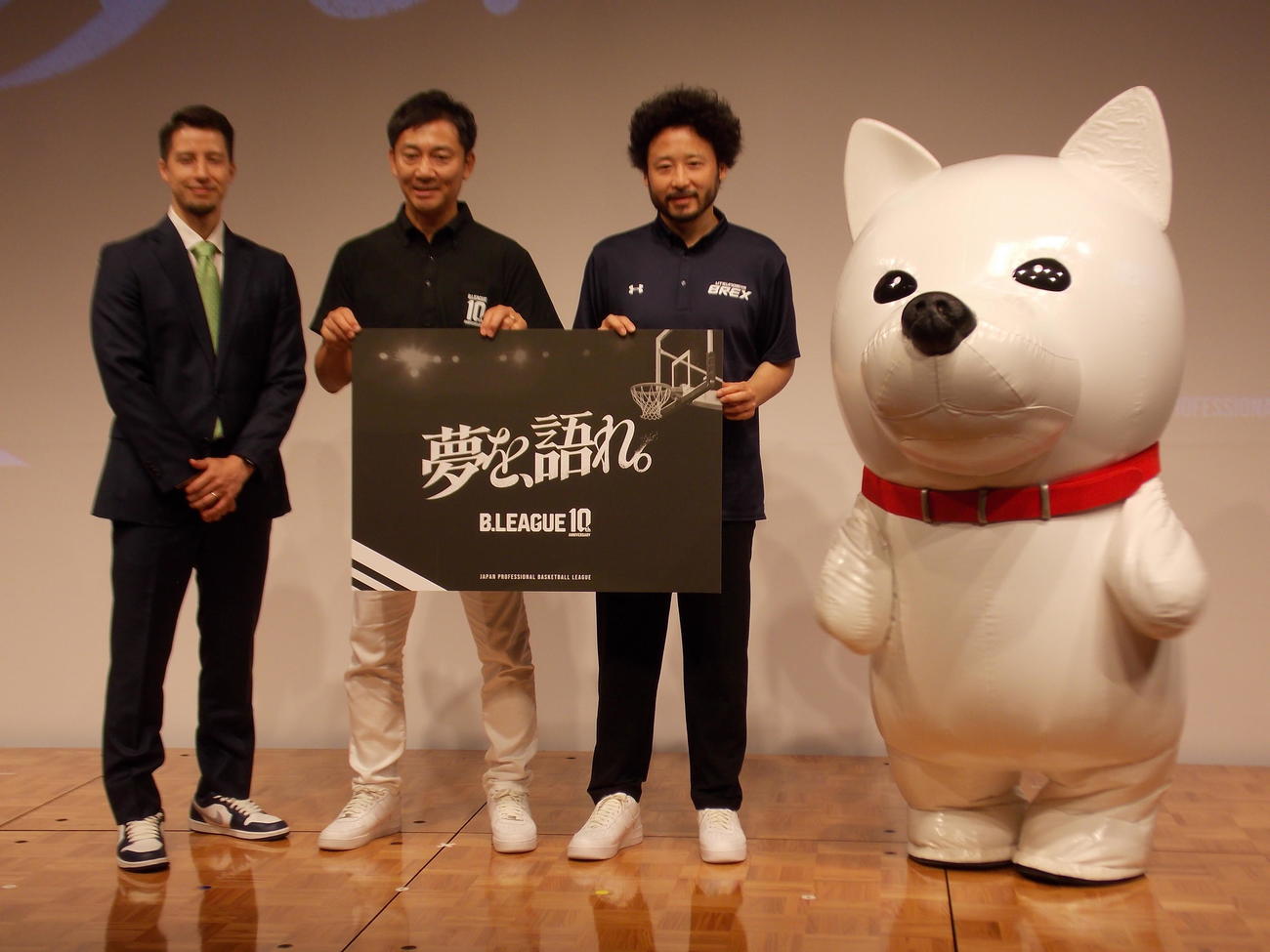 10周年を迎えるBリーグの25－26年シーズンを前に笑顔を見せる右からソフトバンク白戸家のお父さん、宇都宮の田臥勇太、島田慎二チェアマン、MCの佐々木クリス（撮影・松本航）