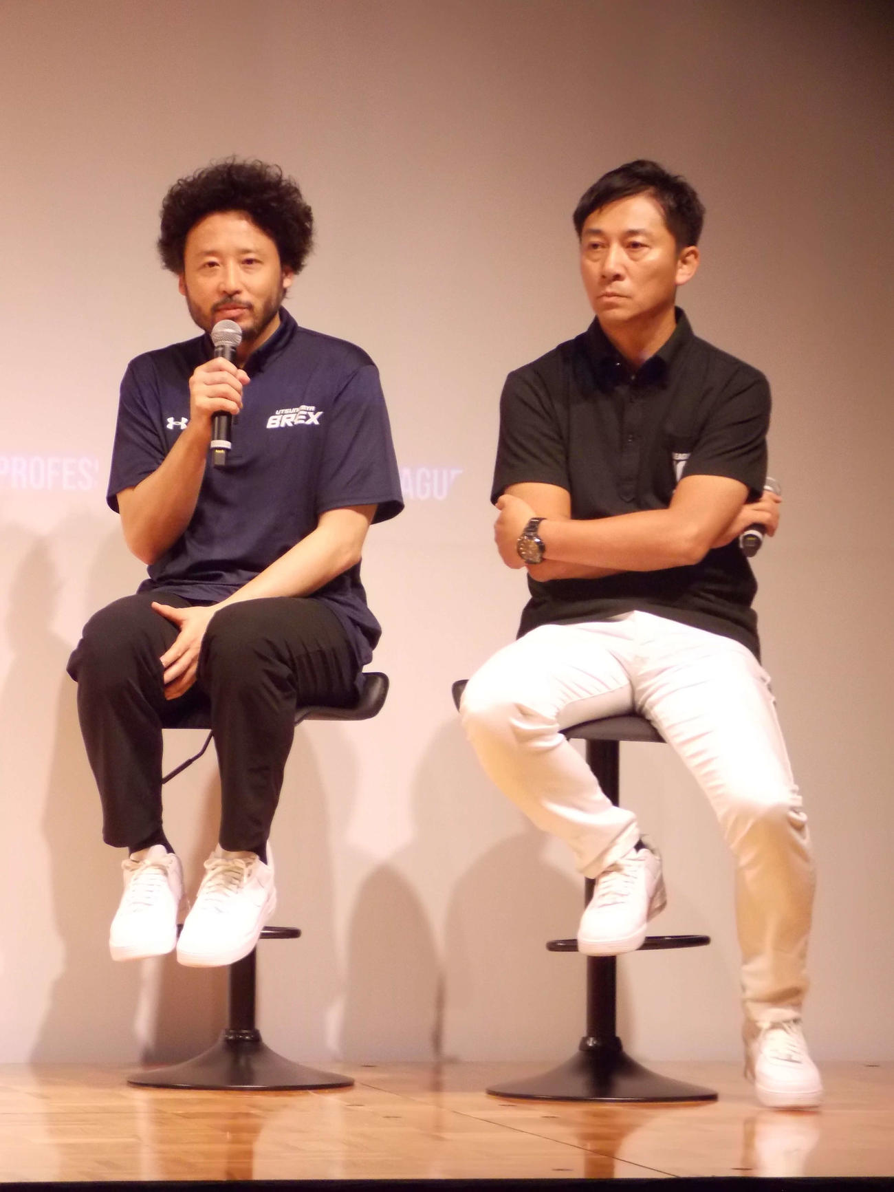 10周年を迎えるBリーグの25－26年シーズンを前に思いを語る右から島田慎二チェアマン（右）と宇都宮の田臥勇太（撮影・松本航）