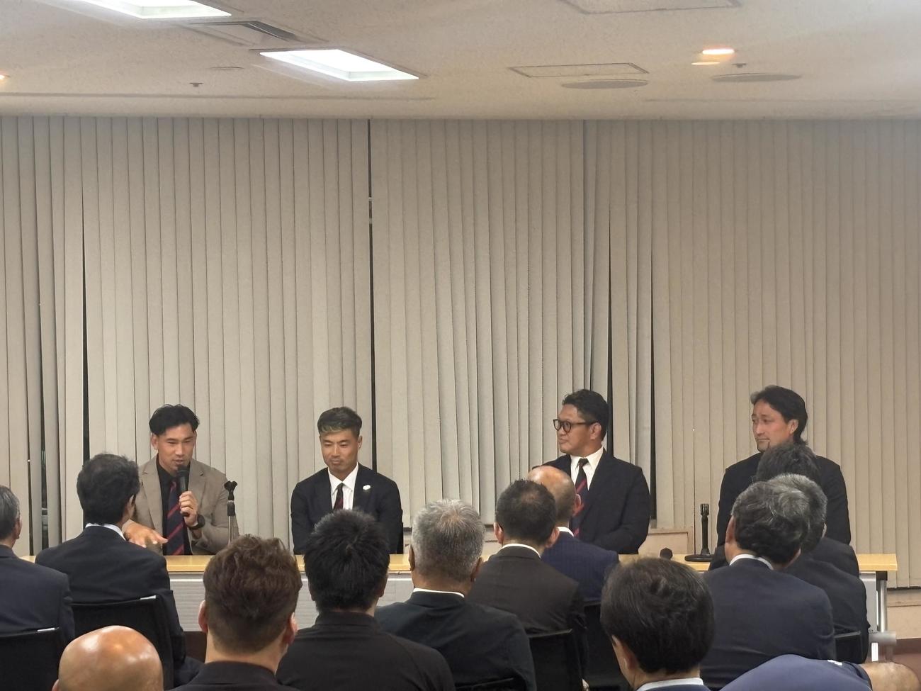 ヒーローズカップのキックオフパーティーで経験談などを語った右から大野均氏、菊谷崇氏、山田章仁、中村亮土（撮影・松本航）