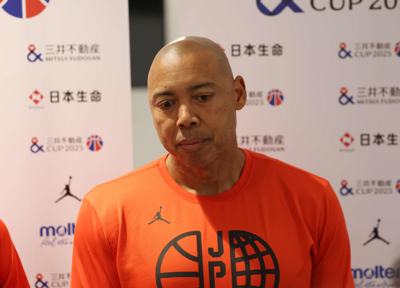 三井不動産カップ2025（東京大会）の前日公開練習後、取材に応じるコーリー・ゲインズHC（撮影・増田悦実）