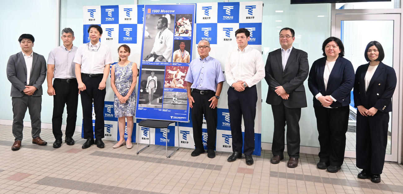 東海大でイベントに出席した井上康生氏（左から2人目）、塚田真希氏（右から2人目）、村尾三四郎（同4人目）らは、80年モスクワ五輪のパネルと記念撮影（撮影・飯岡大暉）