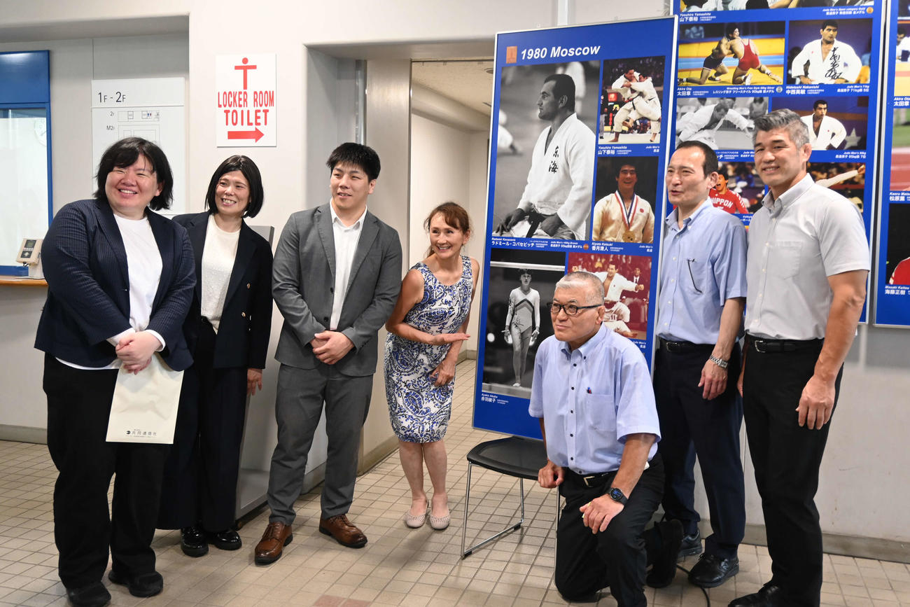 東海大でイベントに出席した井上康生氏（右）、塚田真希氏（左）らは、80年モスクワ五輪のパネルと記念撮影（撮影・飯岡大暉）