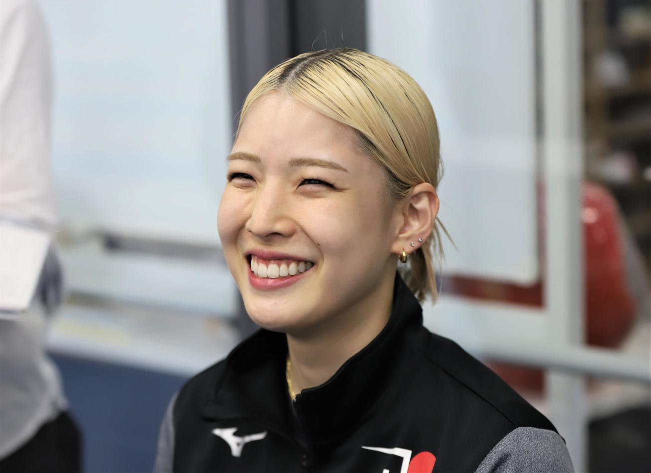 日本代表合宿の取材中に笑顔を見せるフェンシング女子サーブルの江村（撮影・藤塚大輔）