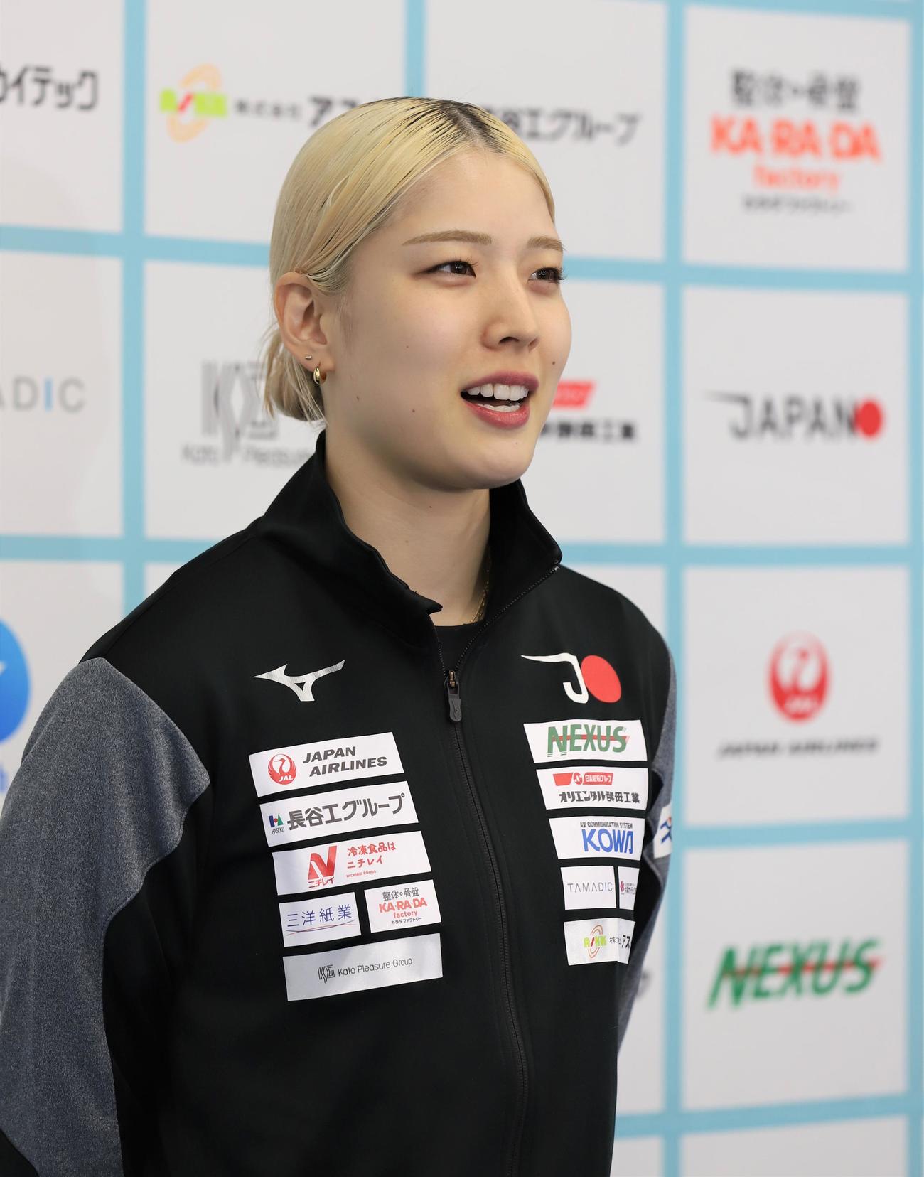 日本代表合宿で取材に応じるフェンシング女子サーブルの江村（撮影・藤塚大輔）