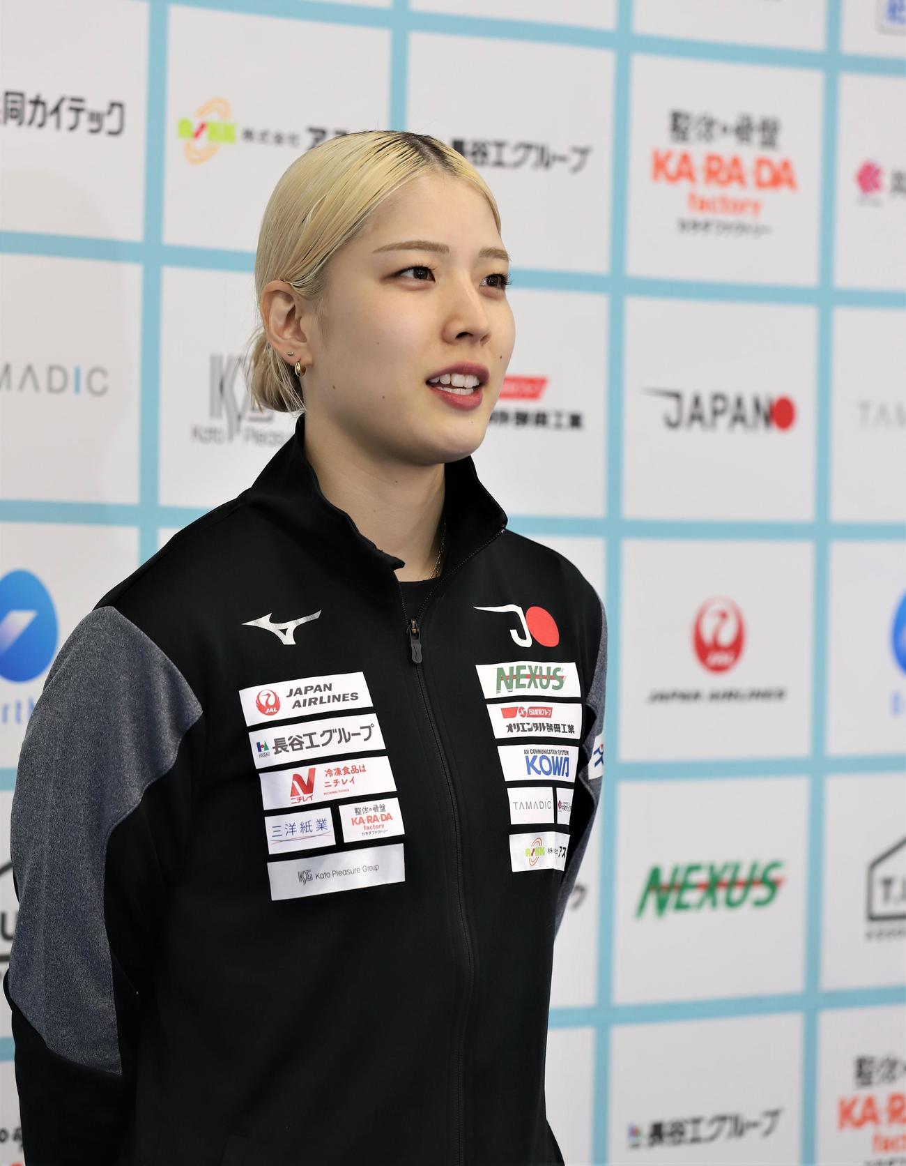 日本代表合宿で取材に応じるフェンシング女子サーブルの江村（撮影・藤塚大輔）