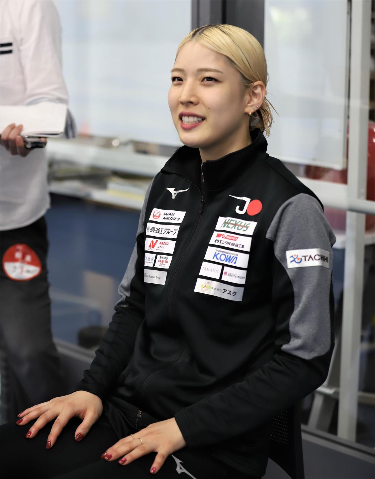 日本代表合宿で取材に応じるフェンシング女子サーブルの江村（撮影・藤塚大輔）