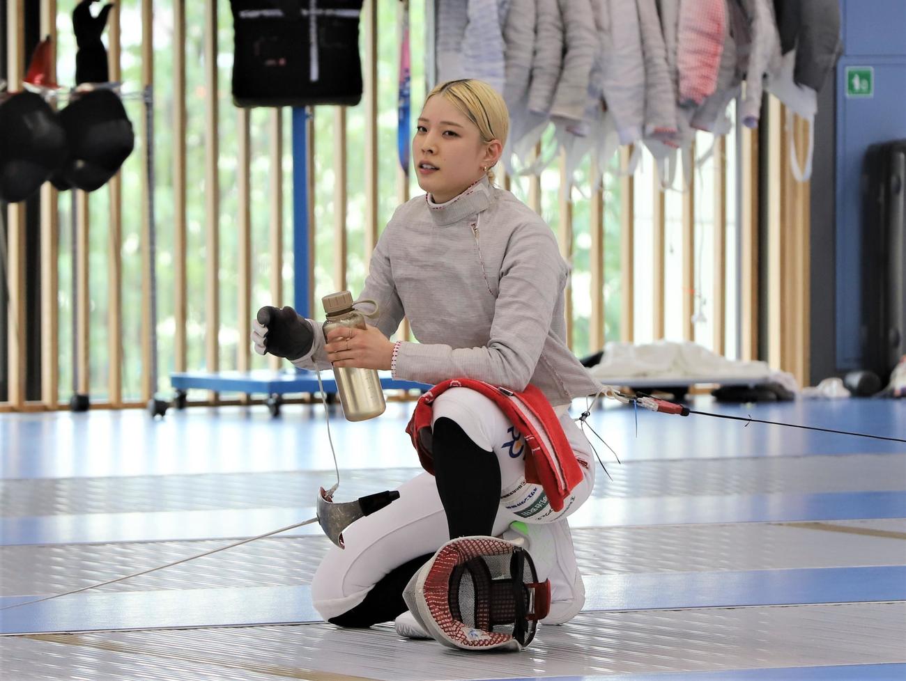 日本代表合宿で練習中に給水するフェンシング女子サーブルの江村（撮影・藤塚大輔）