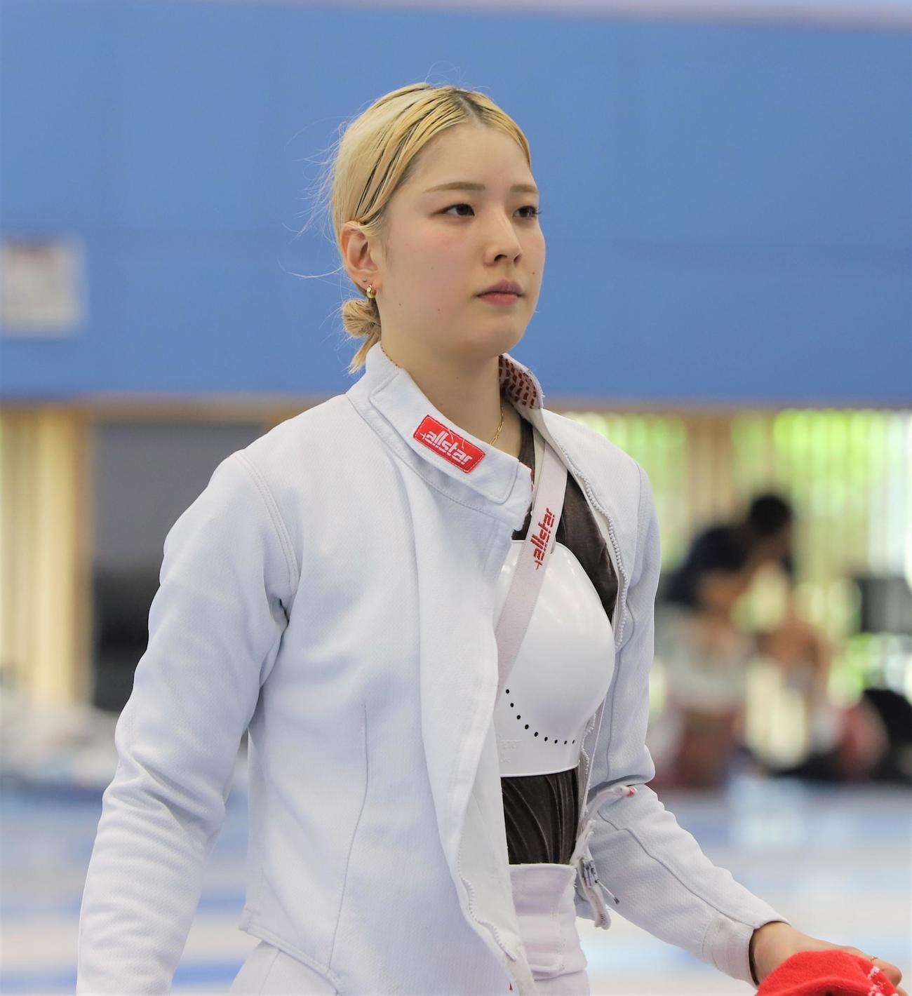 日本代表合宿で練習から引きあげるフェンシング女子サーブルの江村（撮影・藤塚大輔）