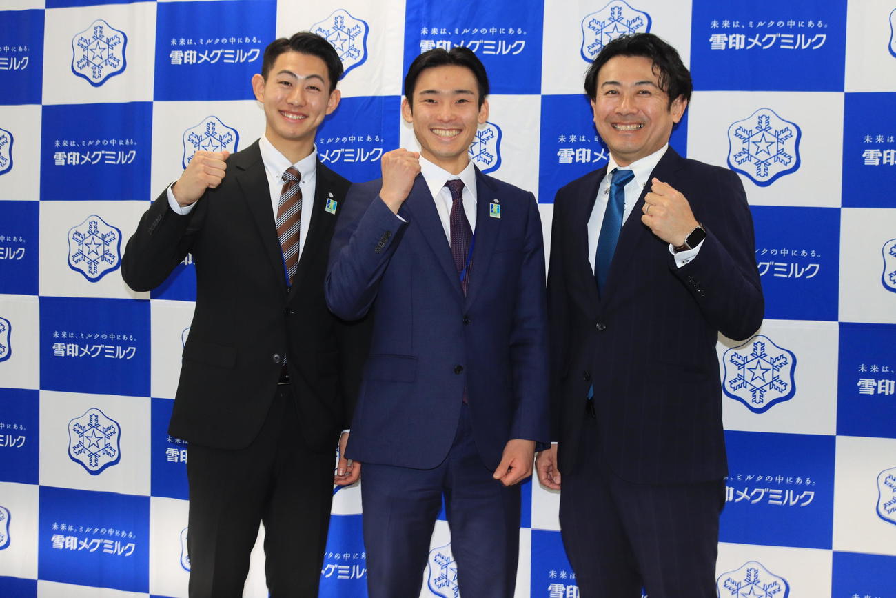 2024年4月9日　雪印メグミルク入りした坂野旭飛さん（左）と小林朔太郎。右は坂野幸夫監督