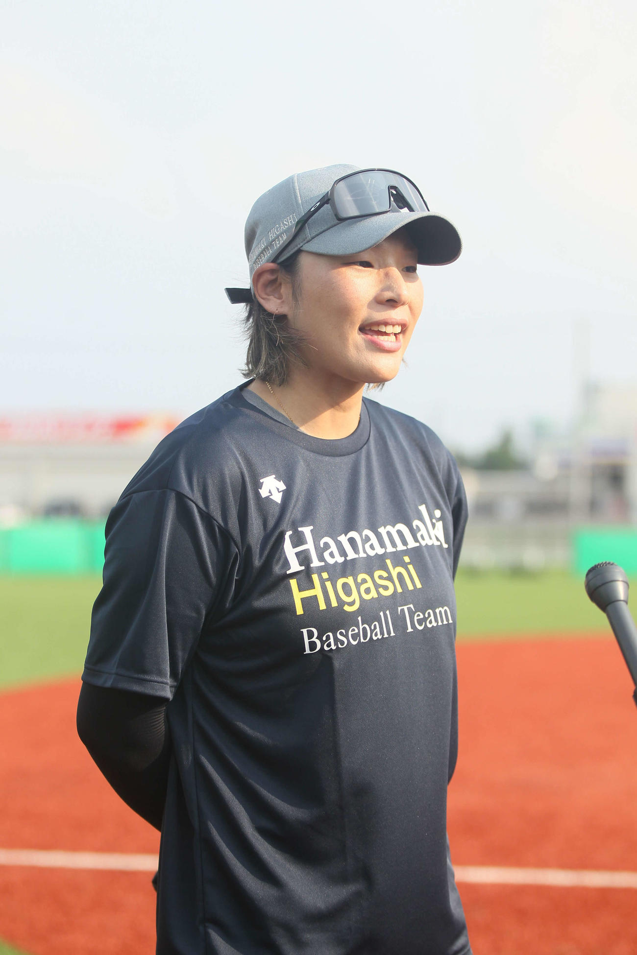 6月より花巻東ソフトボール部の投手コーチに就任した江本氏（撮影・高橋香奈）