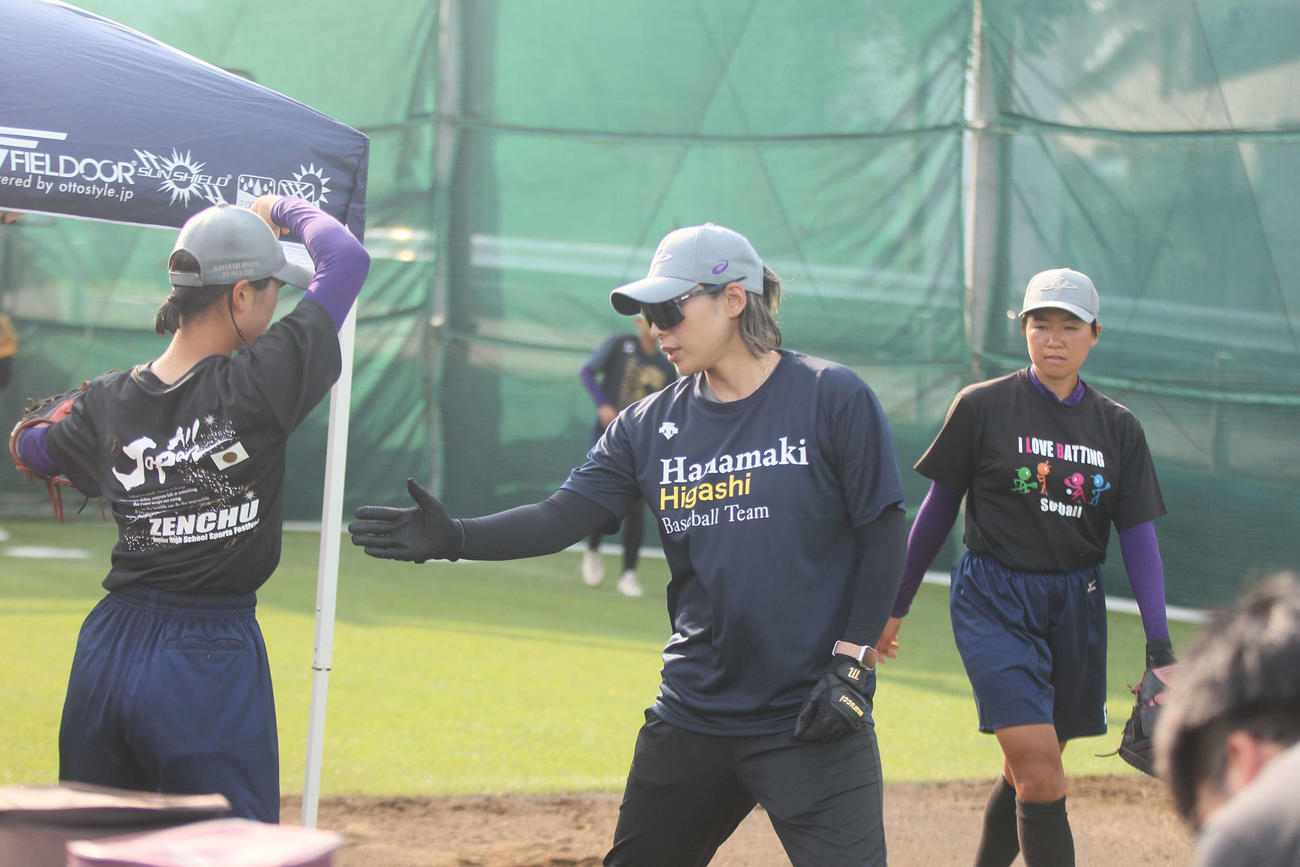 選手に投球フォームの指導をする江本コーチ（撮影・高橋香奈）