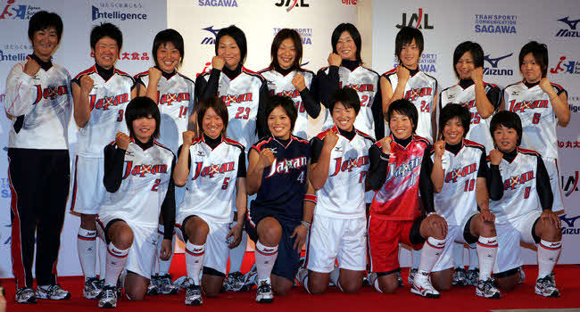 08年4月、日本代表発表時の集合写真。後列左から5人目が江本コーチ、同1日目が斎藤監督。前列左から4人目は上野由岐子