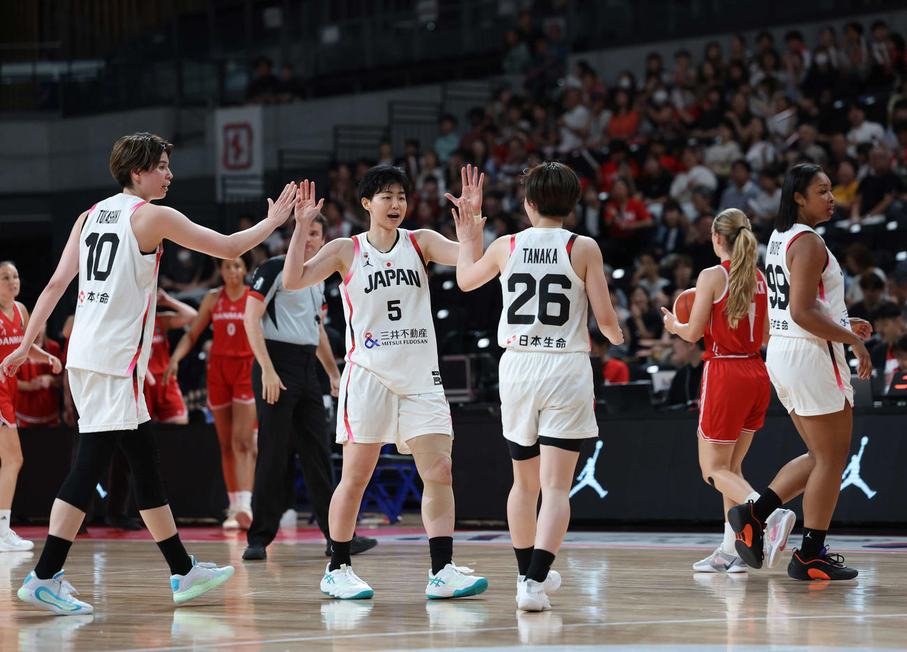 日本対デンマーク　第1Q、ハイタッチをする左から渡嘉敷、藤本、田中（撮影・増田悦実）