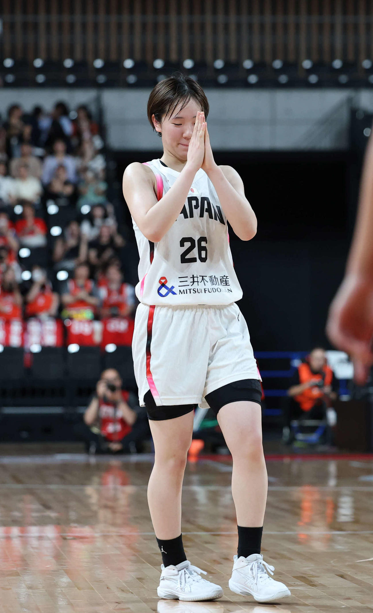 日本対デンマーク　第4Q、渡嘉敷来夢へのパスが通らず謝る田中（撮影・増田悦実）
