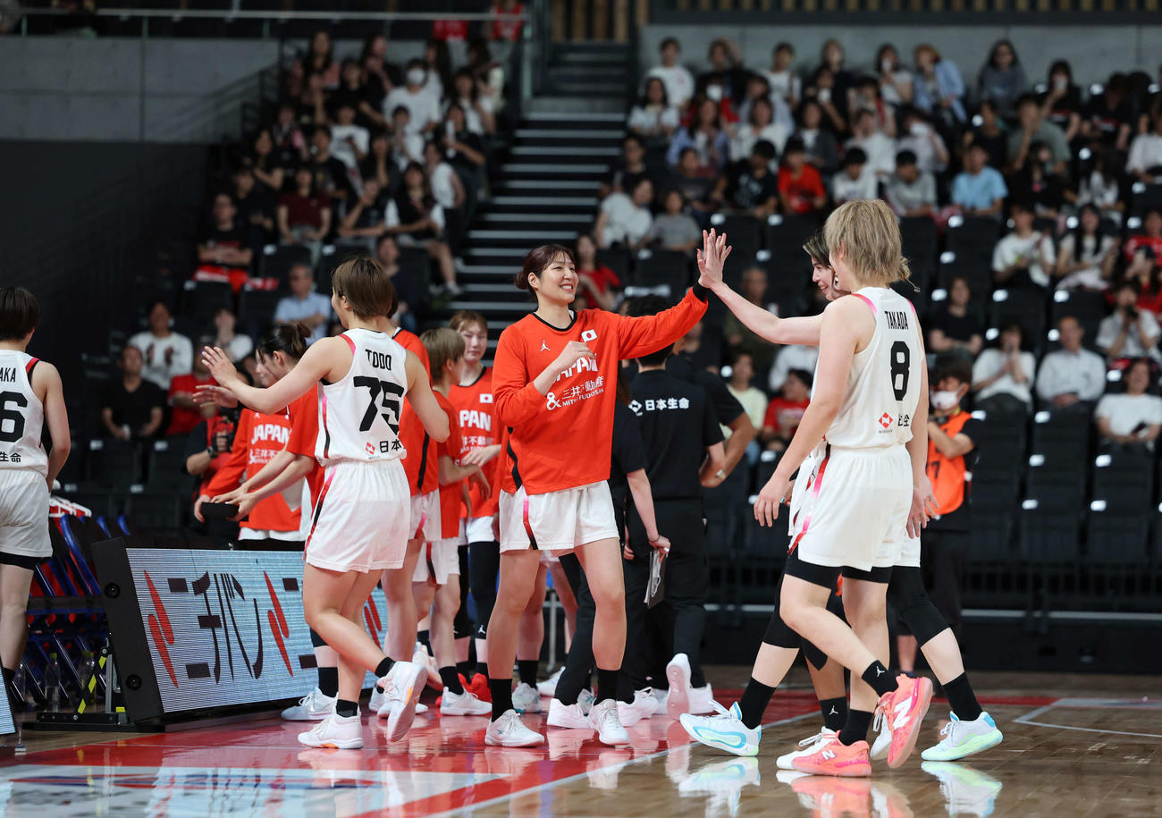 日本対デンマーク　ベンチで選手を向かい入れる宮沢（中央）（撮影・増田悦実）