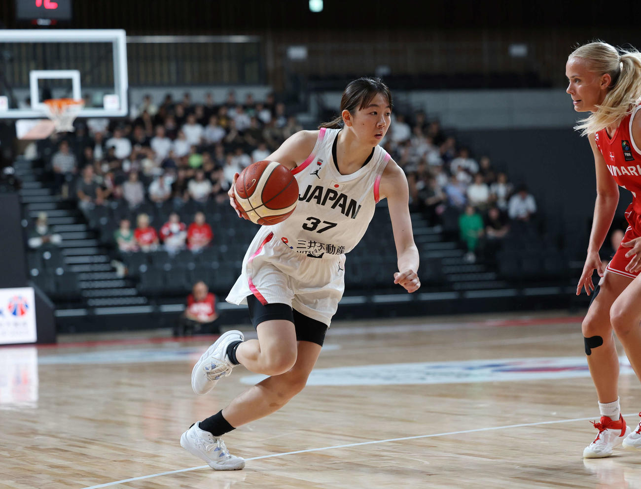 日本対デンマーク　第1Q、ドライブで切り込む藪（撮影・増田悦実）