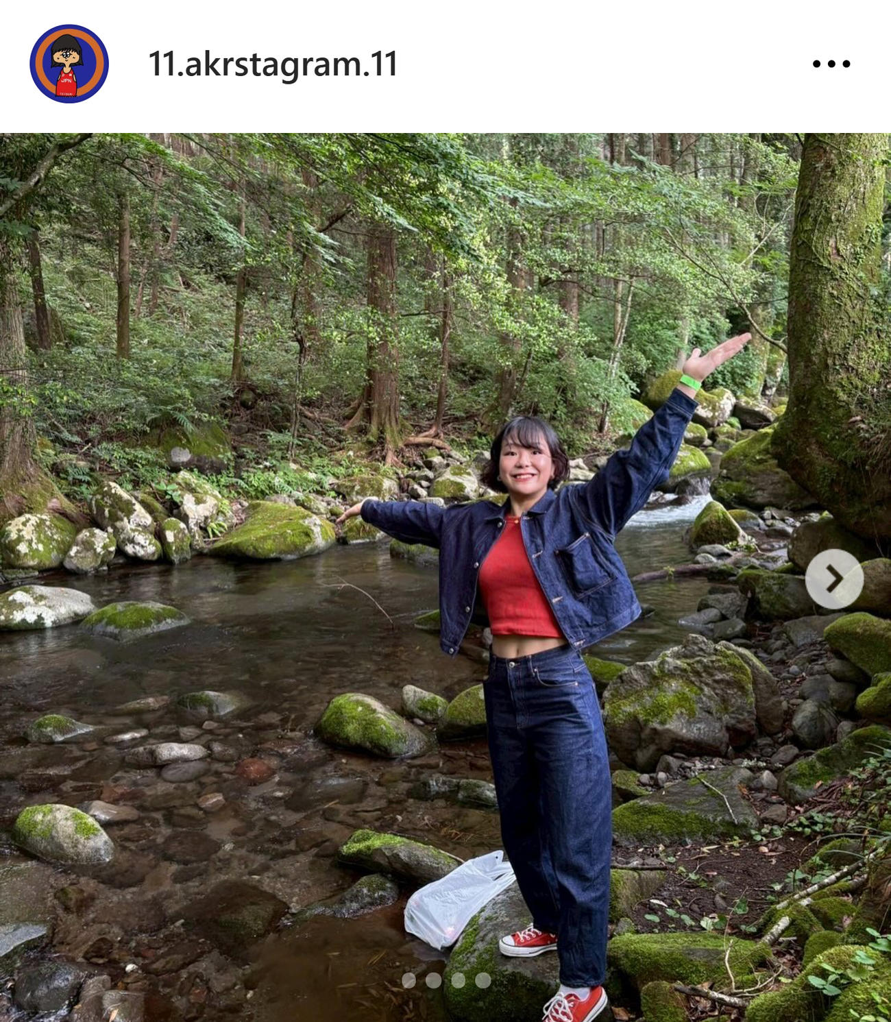 ヘソ出しデニムコーデ（藤波朱理のインスタグラムから）