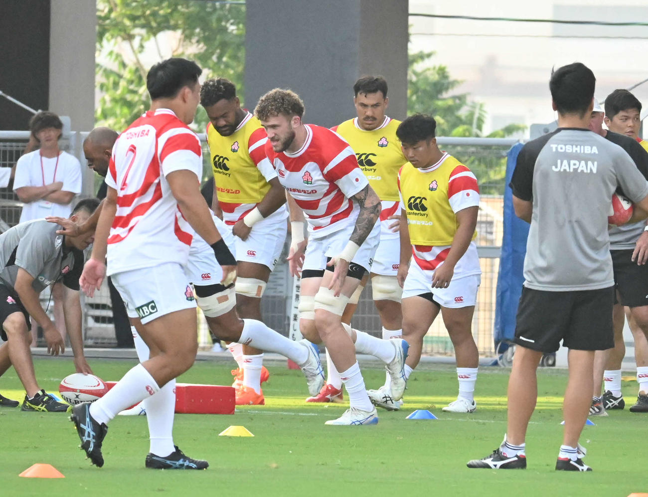 ウェールズ戦の前日練習でダッシュを繰り返すワーナー・ディアンズ（中央）ら日本代表（撮影・飯岡大暉）