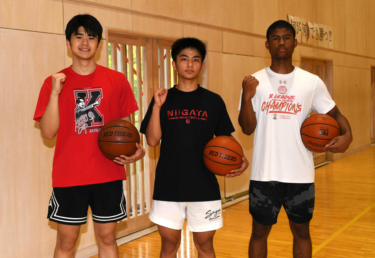 日・中・韓ジュニア交流協議会のU18日本代表入りを目指す開志国際の2年生トリオ。左から高橋、池田、ジョーンズ